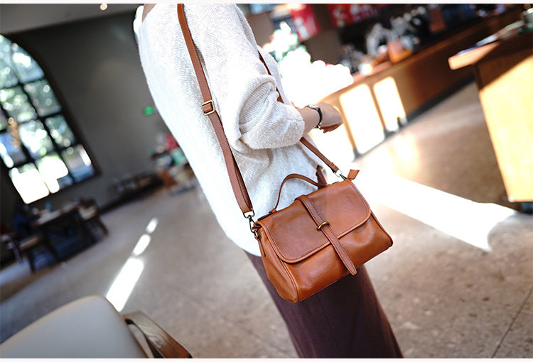 สินค้าเครื่องหนัง Lee Kee ของไต้หวัน Lee Kee หนังแท้ทำมือต้นฉบับ帯ตกแต่งด้วยองค์ประกอบり人気のถุง Messenger สี่เหลี่ยมแนวนอนยาวหมายเลข M1055 กระเป๋าหนังวัวชั้นแรกหนังทำด้วยมือของแท้สินค้าเครื่องหนัง