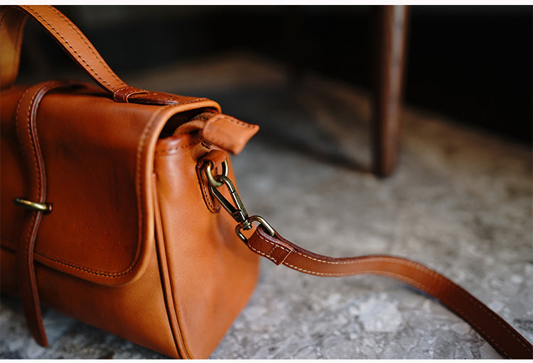 สินค้าเครื่องหนัง Lee Kee ของไต้หวัน Lee Kee หนังแท้ทำมือต้นฉบับ帯ตกแต่งด้วยองค์ประกอบり人気のถุง Messenger สี่เหลี่ยมแนวนอนยาวหมายเลข M1055 กระเป๋าหนังวัวชั้นแรกหนังทำด้วยมือของแท้สินค้าเครื่องหนัง