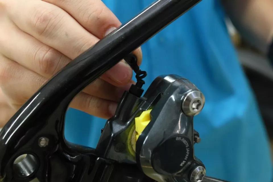 Remove the dust cover of the oil filling hole