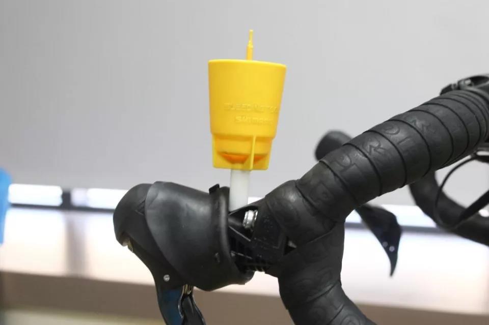 The oil cup must be installed horizontally