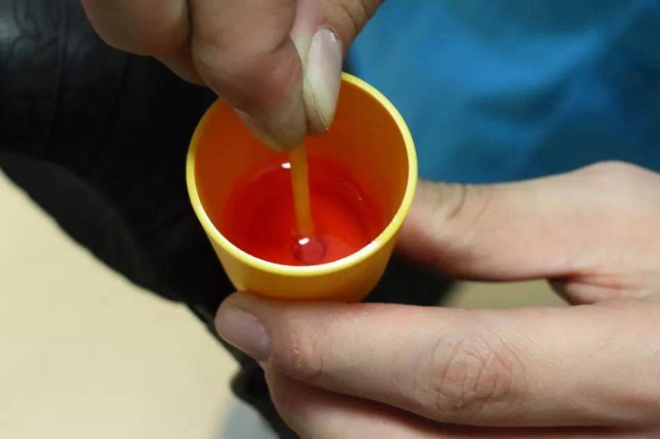 Remember to insert the stopper when removing the oil cup