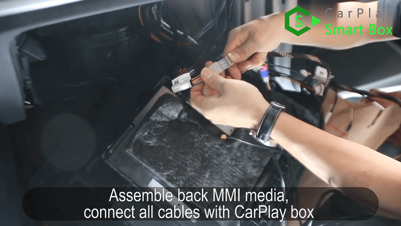 15.Assemblare il supporto MMI posteriore, collegare tutti i cavi alla scatola CarPlay.