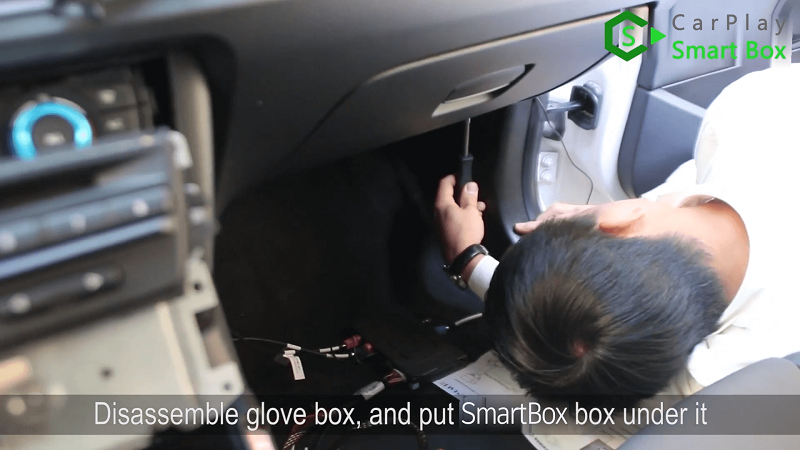 17.Smontare il vano portaoggetti e posizionare la scatola Smart Box sotto di esso.