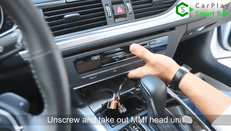 2.Unscrew and take out MMI head unit.