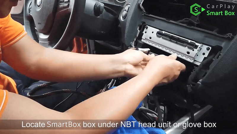 20.Εντοπίστε το κουτί Smart Box κάτω από τη μονάδα κεφαλής NBT ή το ντουλαπάκι γαντιών.