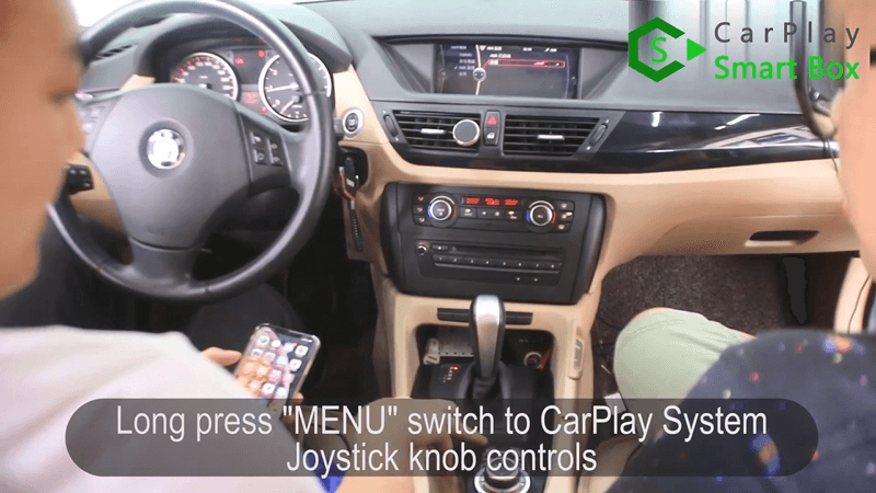 20.Premere a lungo l'interruttore "MENU" sui controlli della manopola del joystick del sistema CarPlay.