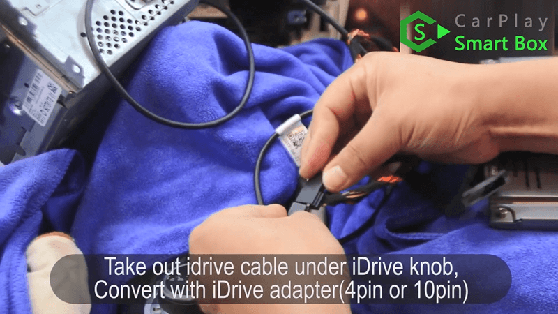 6.Estrarre il cavo iDrive sotto la manopola iDrive, convertirlo con l'adattatore iDrive (4 pin o 10 pin).