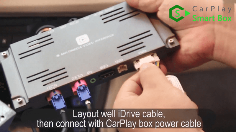 7. Disporre bene il cavo iDrive, quindi collegarlo al cavo di alimentazione della scatola CarPlay.