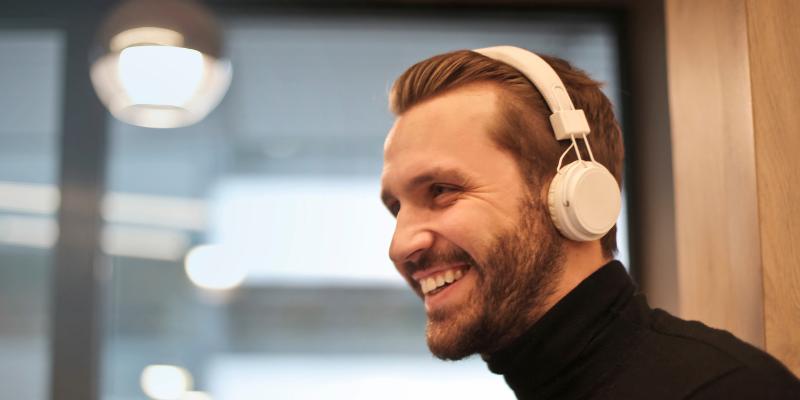 Sleek and stylish noise-cancelling headphones for enhanced audio
