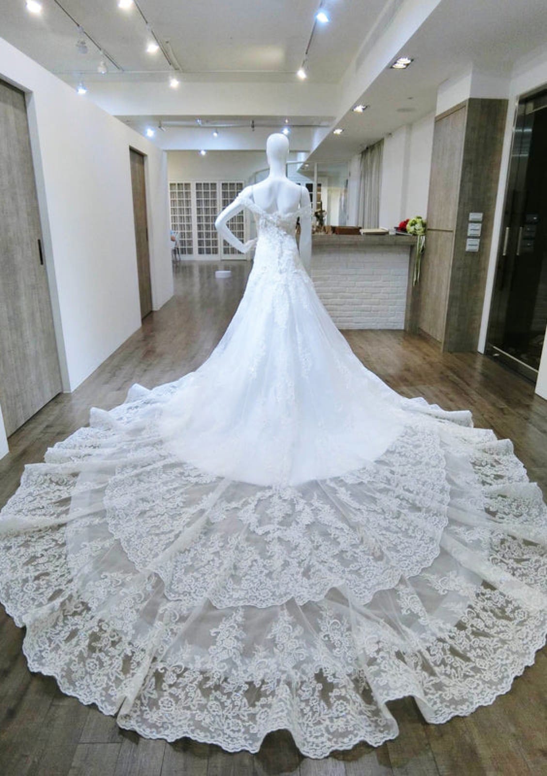 Beading Off Shoulder Sweetheart Cathedral Lace Wedding Dress