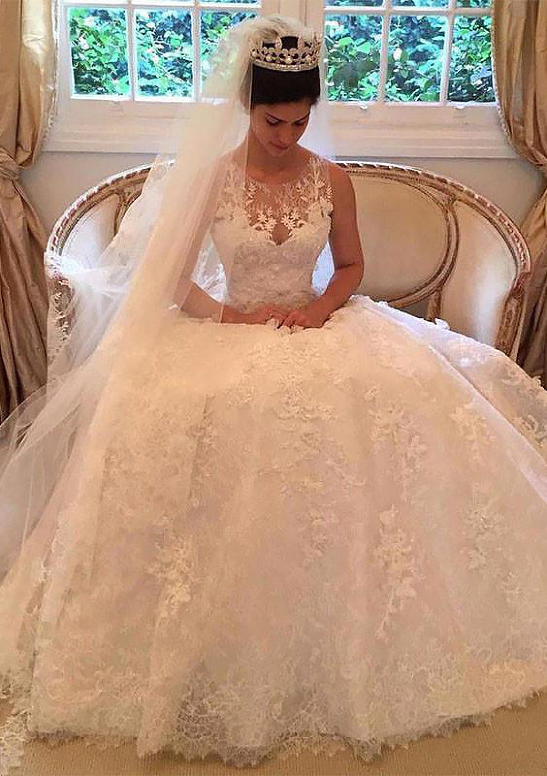 Sheer Scoop Neck Sleeveless Court Princess Lace Bridal Wedding Dress