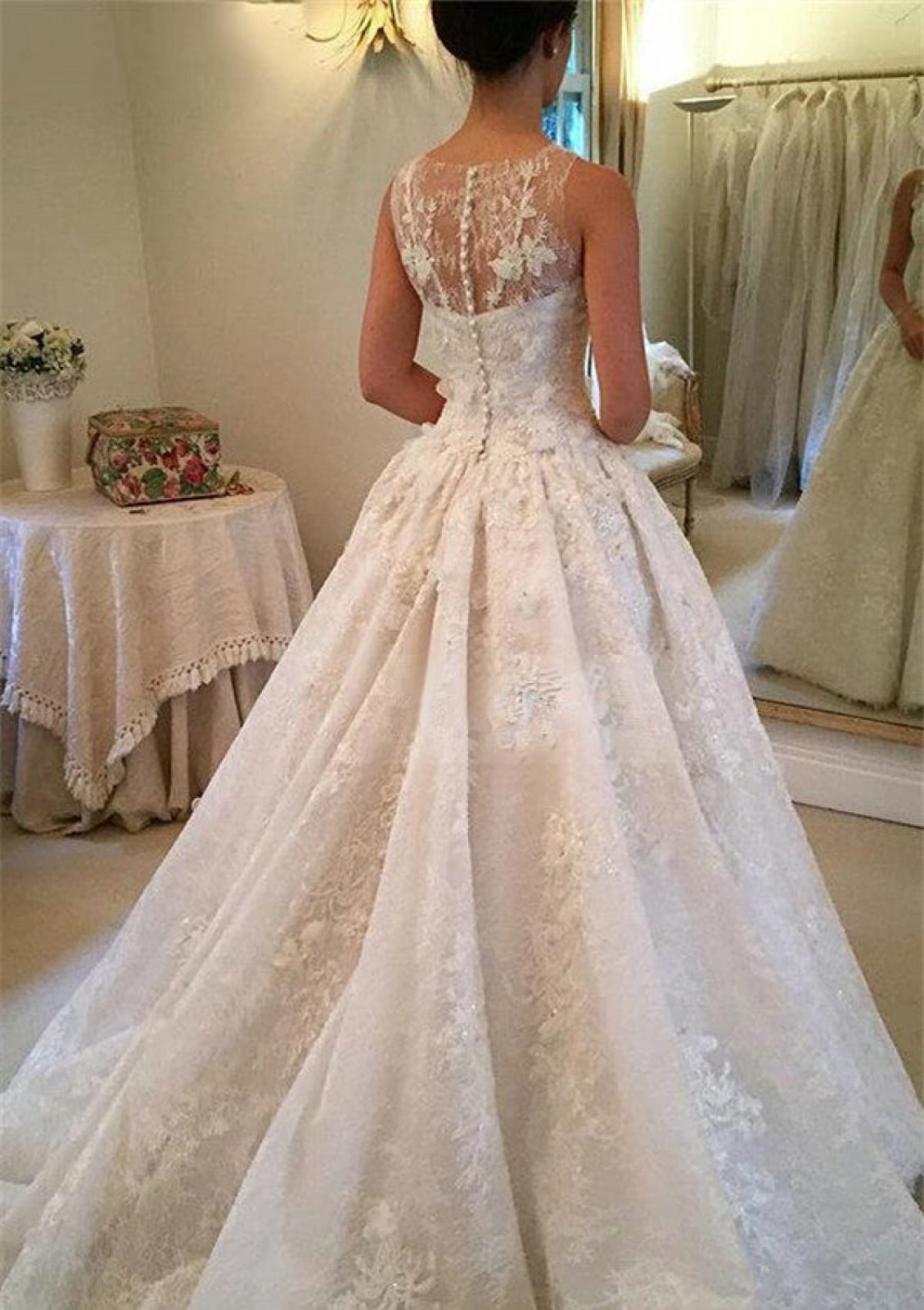 Sheer Scoop Neck Sleeveless Court Princess Lace Bridal Wedding Dress