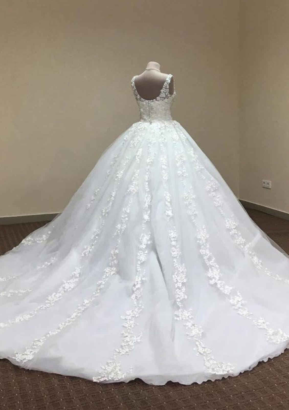 Tulle Wedding Dress Ball Gown Scoop Neck Chapel Train, Appliqued