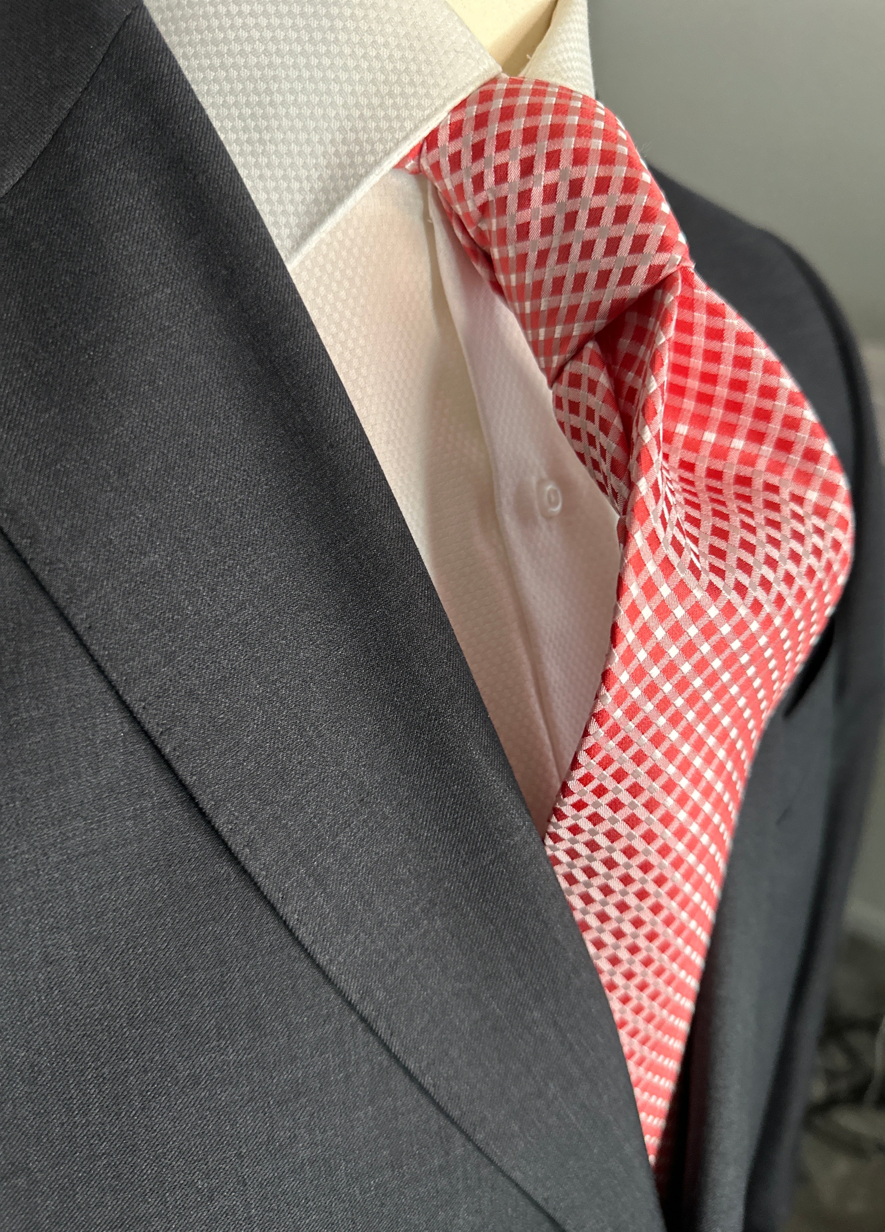 SUITCAFE Silk Tie Red & Stone Grey Geometric Lattice Woven