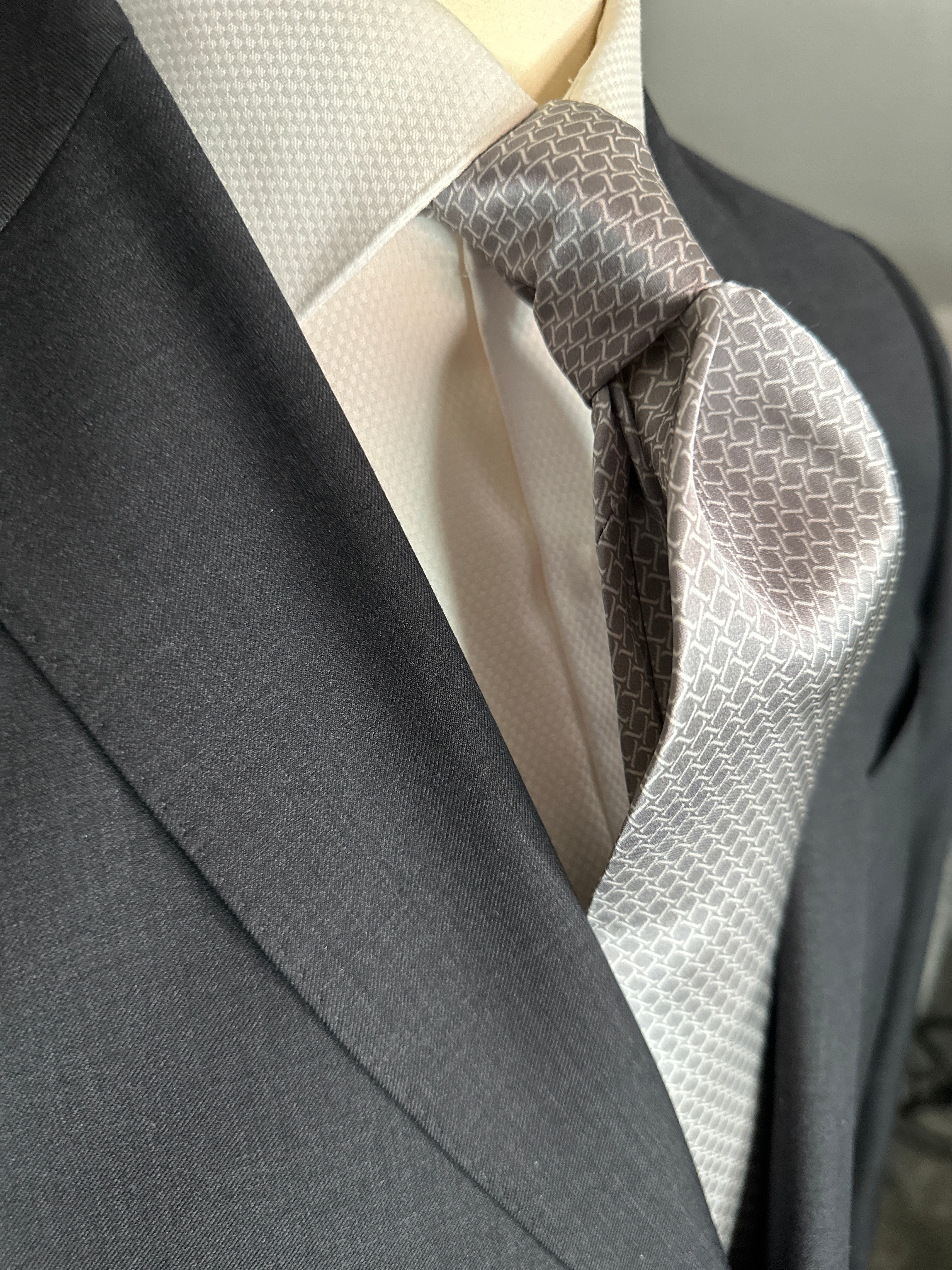 SUITCAFE Silk Tie Silver With White Geometric Interwoven Pattern Satin
