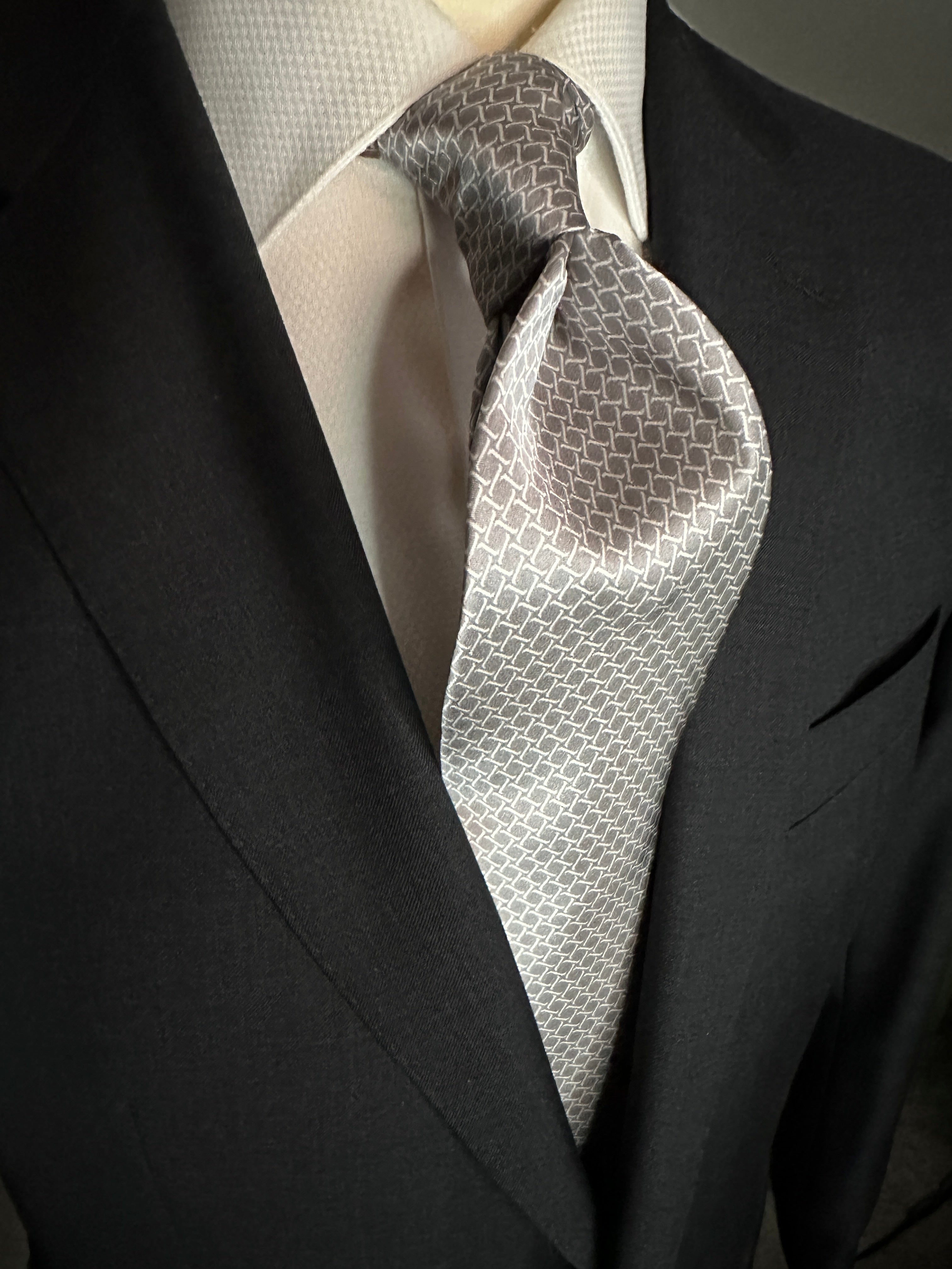 SUITCAFE Silk Tie Silver With White Geometric Interwoven Pattern Satin