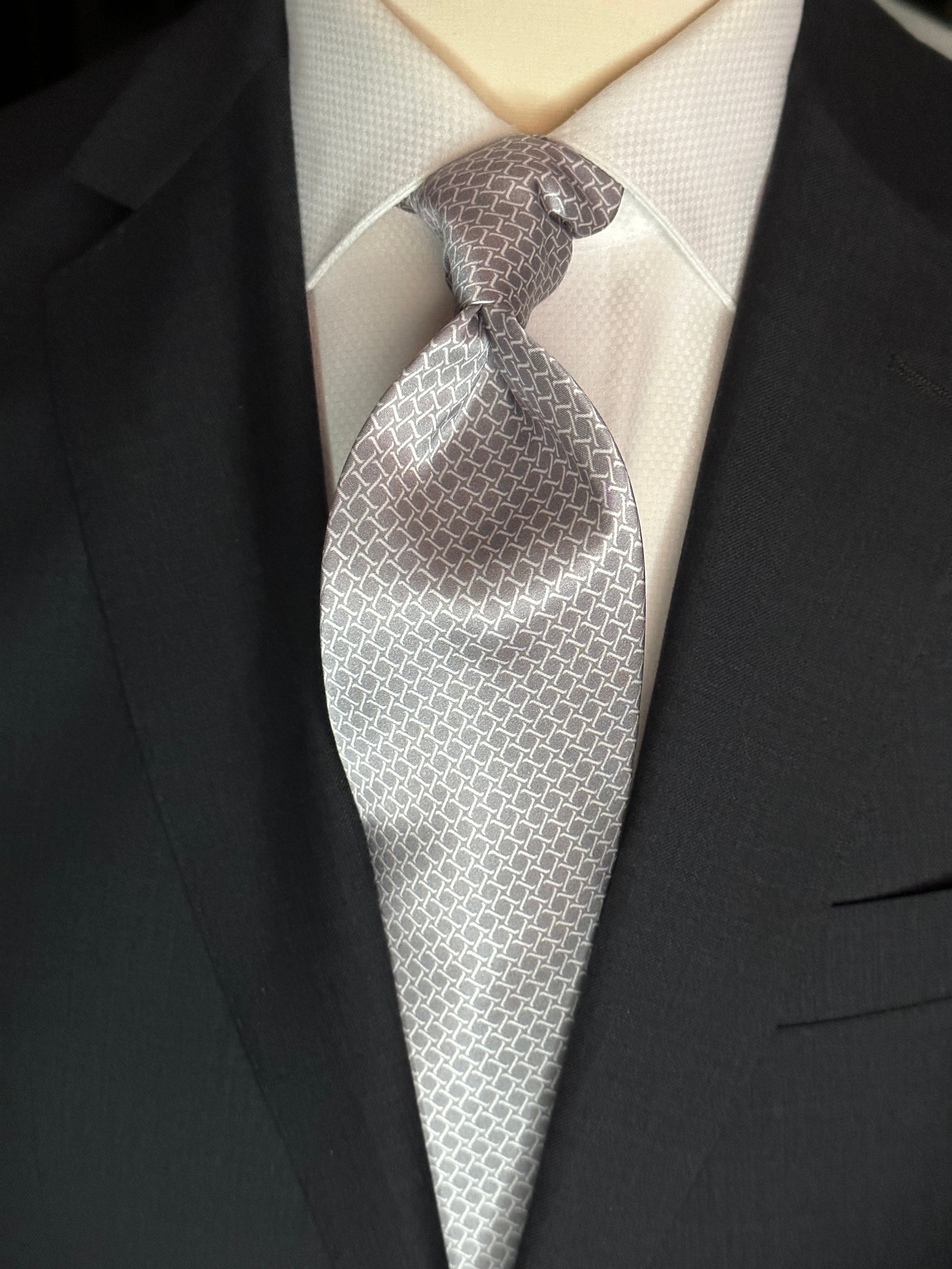SUITCAFE Silk Tie Silver With White Geometric Interwoven Pattern Satin