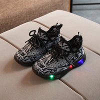 New Children LED Light Baby Light Up Shoes Breathable Light Up Sneakers Boys Girls Flying Shoes Flashing Light Trainers Luminous Infant Shoes Sneaker