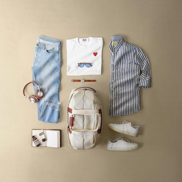 Light-blue-jeans-with-frayed-edges-white-belt-men-casual-summer-menswear