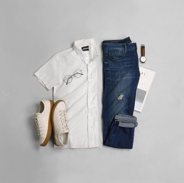 short-sleeved-shirt-fitted-blue-jeans-white-casual-belt-summer-outfit-Tonywell
