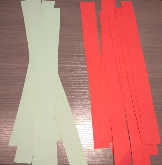 8 strips of two colors of paper