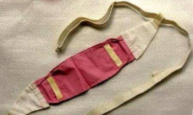 sac menstruel utilisé par les femmes anciennes pour faire face aux menstruations