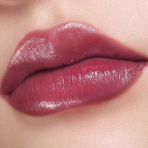 delivers sheer and shiny colour with a lustrous