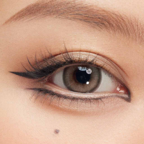 creates stylish eye looks effortlessly in your own way
