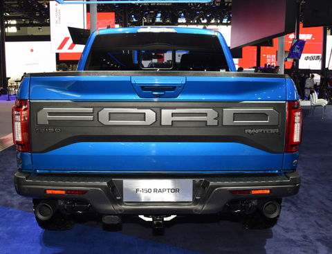 Ford Raptor F-150, men’s favorite, domineering appearance