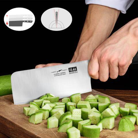 Picar, rebanar o cortar en dados verduras con un cuchillo de carnicero