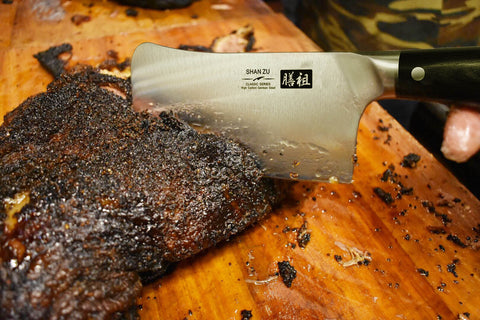 Cuchillo de carnicero corta el asado