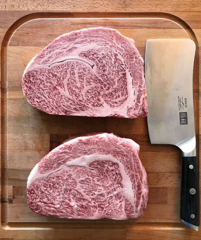 Cuchillo de carnicero cortando grandes trozos de carne