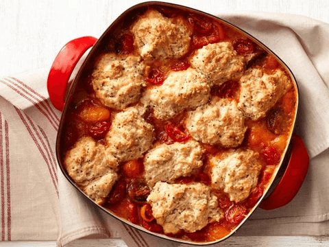 El cobbler de tomate con cheddar