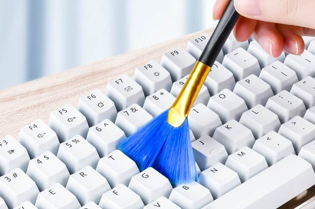 brush clean keyboard