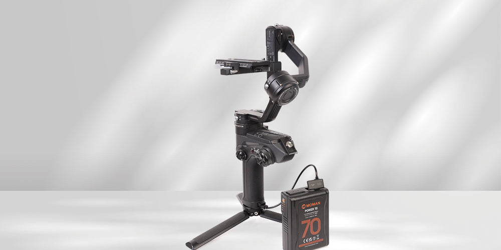 Puoi usare la batteria mini v-lock Moman Power 70 per caricare il tuo stabilizzatore portatile per le riprese video tramite la porta di ricarica rapida Type-C. È leggera ed economica.