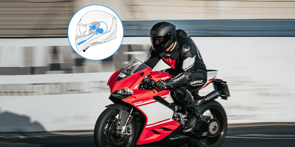 Moman H4 helmet headset can transfer a sound with clarity during high-speed riding and racing.