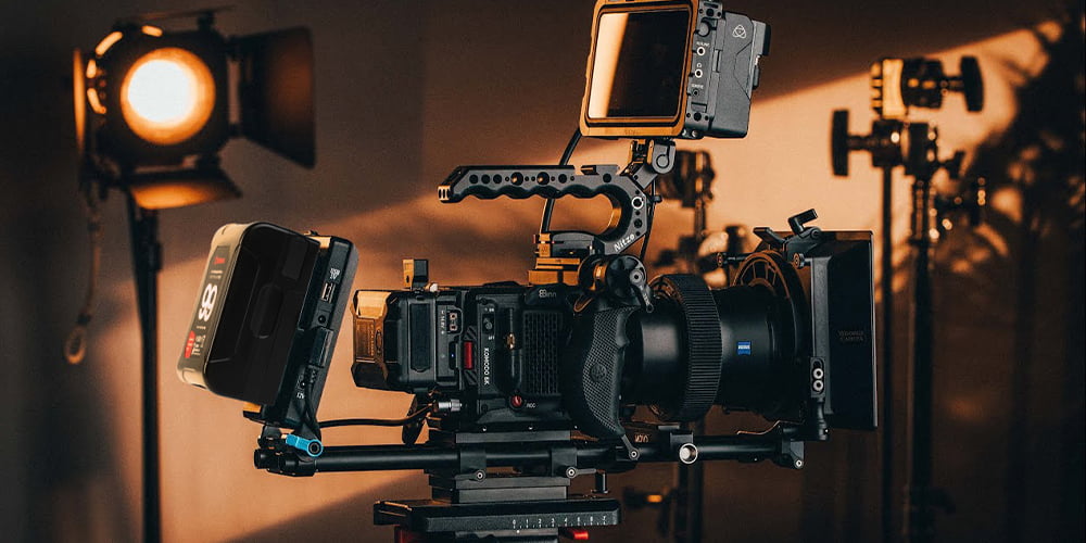 BMPCC 6K 用の Moman Power 99 外部バッテリーを、ロッドとレールを備えたビデオ撮影セットアップに取り付けることができます。
