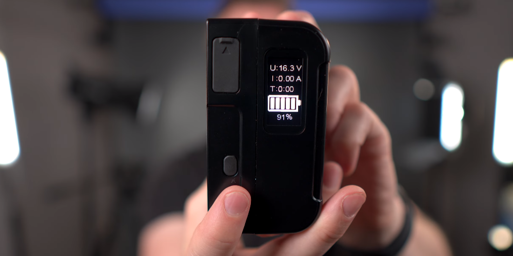 Moman Power 99 Pro USB-C リチウム バッテリーには、リアルタイムの電圧、電流、残り時間を表示する OLED スクリーン ディスプレイが搭載されています。