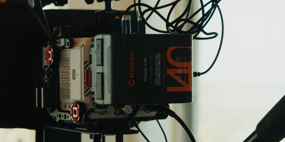 Dovresti portare un alimentatore esterno per preparare la ricarica delle batterie della fotocamera digitale in campeggio. Può offrirti una lunga autonomia per scatti continui.