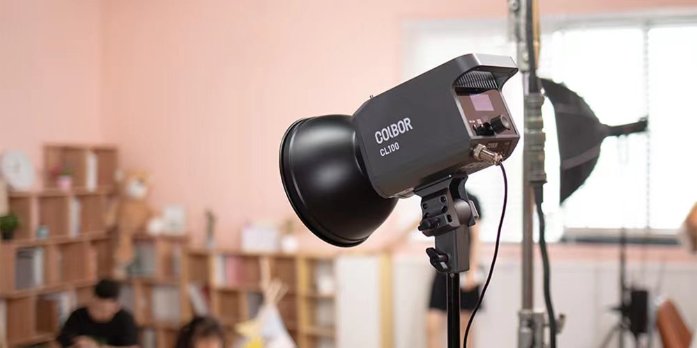 プロ仕様のLEDライトは、自宅スタジオのビデオ撮影に使用できます。
