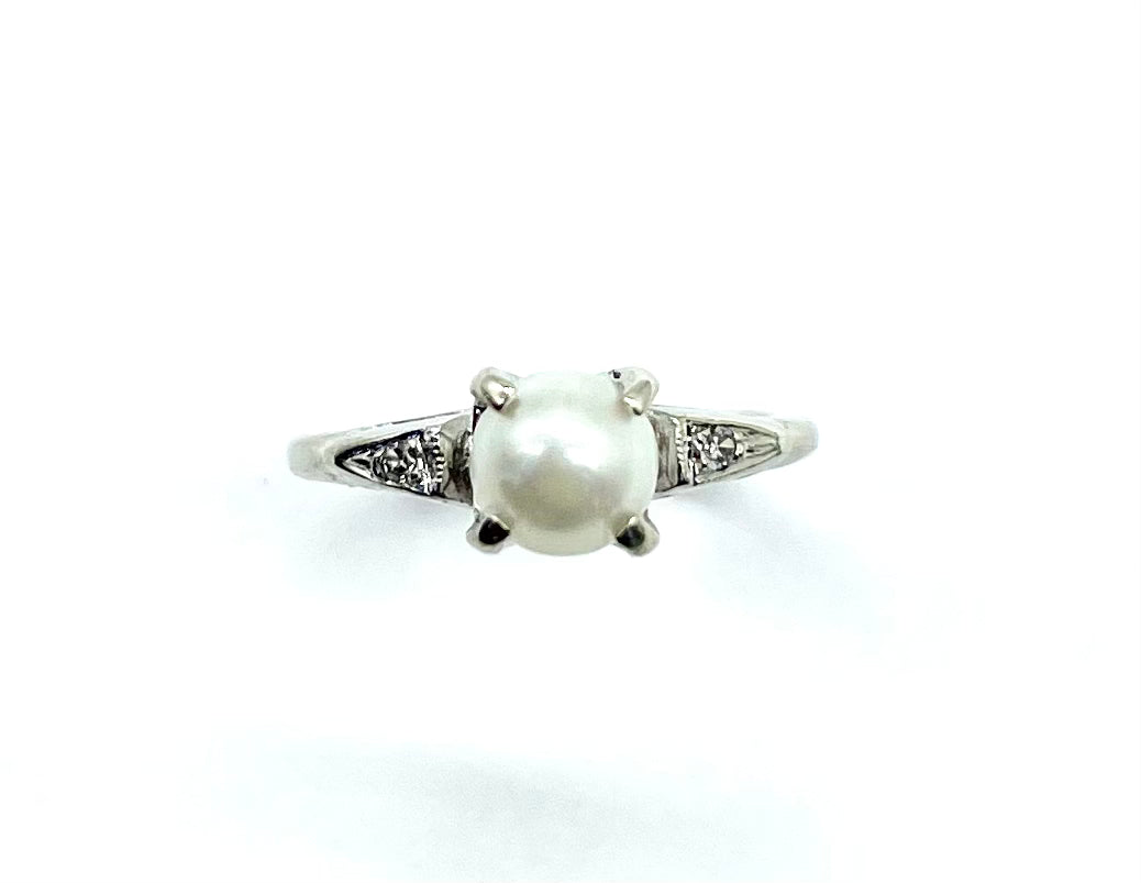 Pearl Ring with Diamonds