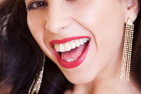 mujer pendiente