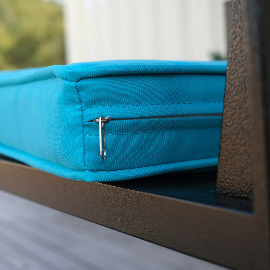 Un cojín azul de patio