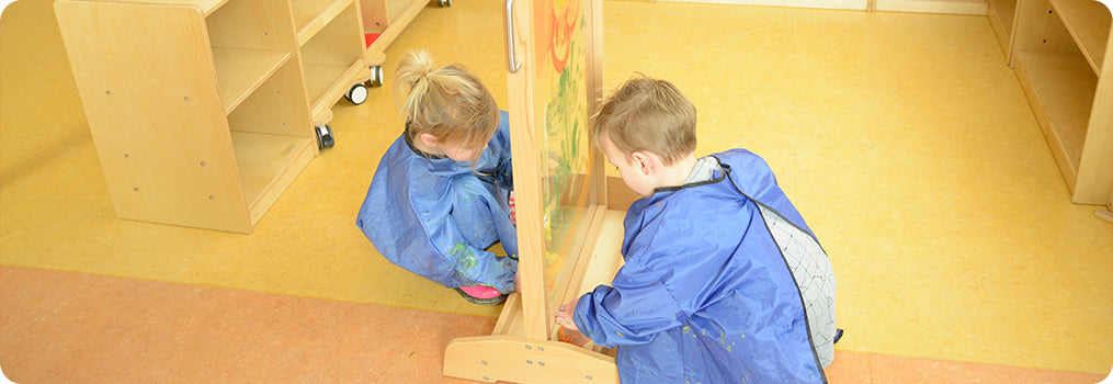 A easy-to-carry sturdy freestanding painting window made of European beech wood.