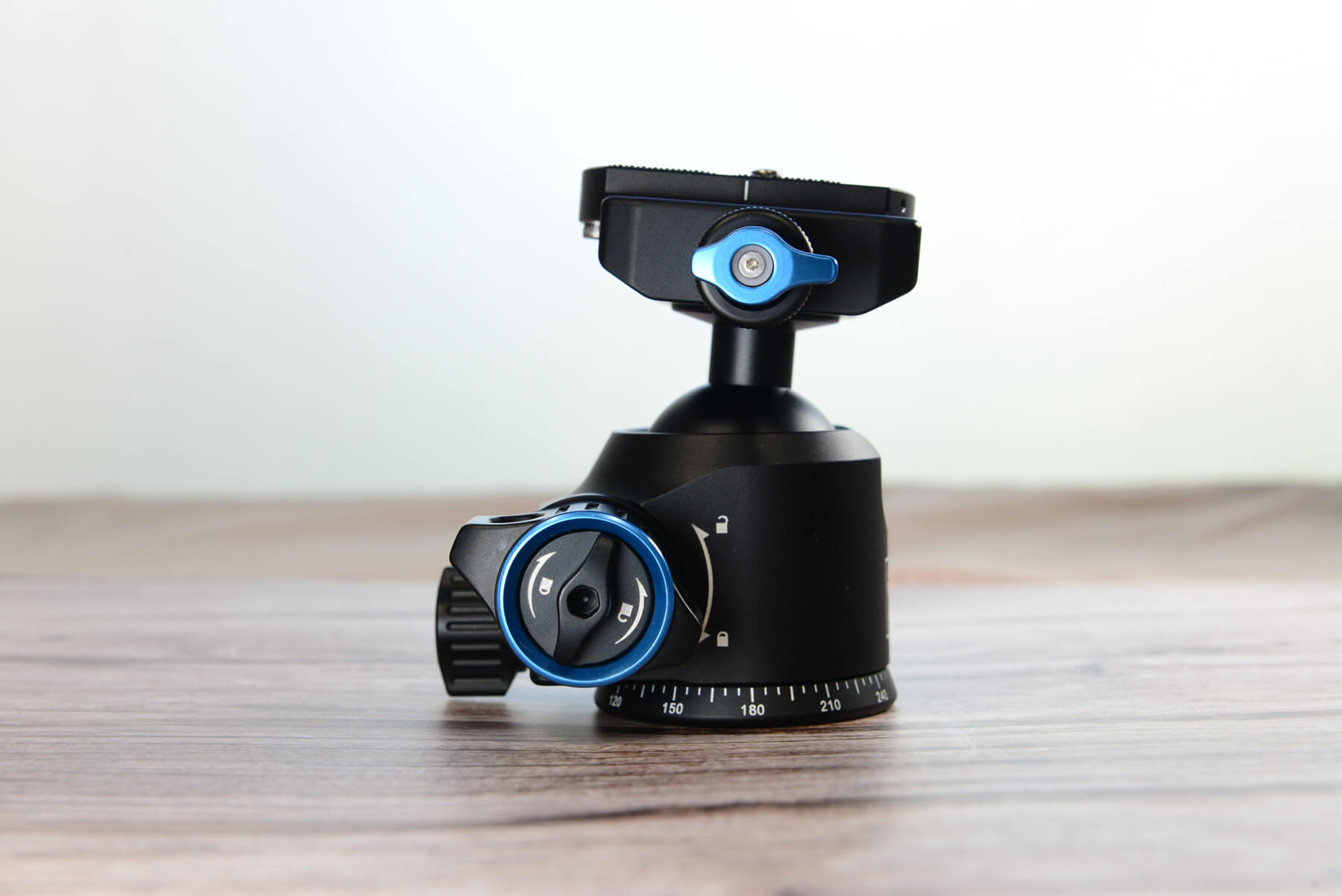 حامل ثلاثي SIRUI ST-124