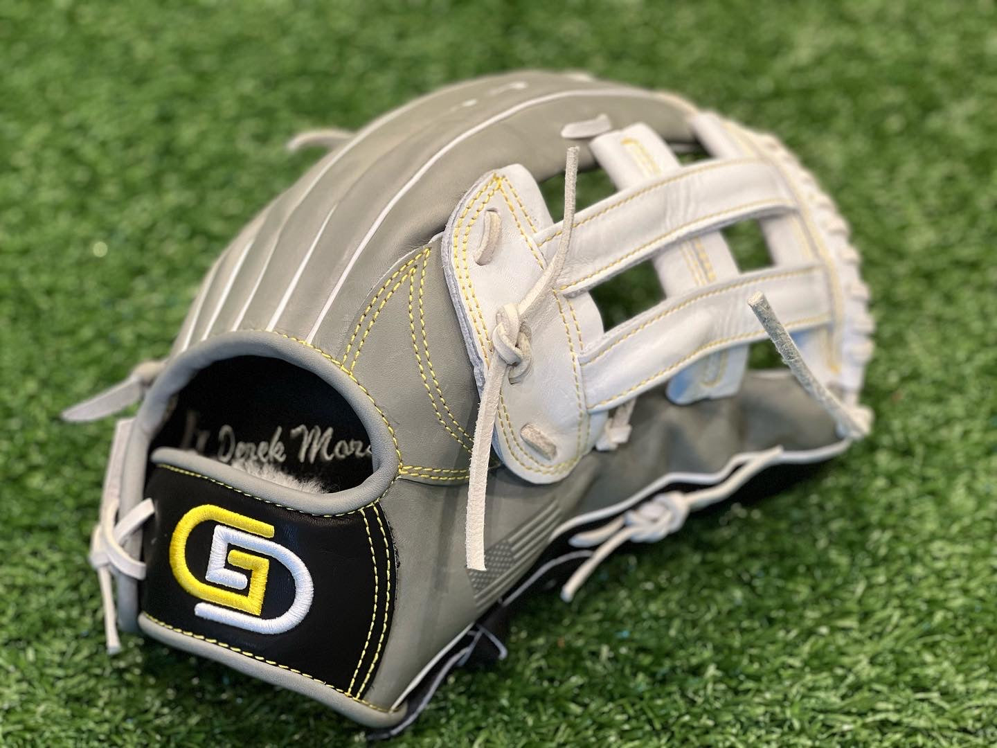 CUSTOM GAMEDAY SUPPLY FIELDING GLOVES & MITTS