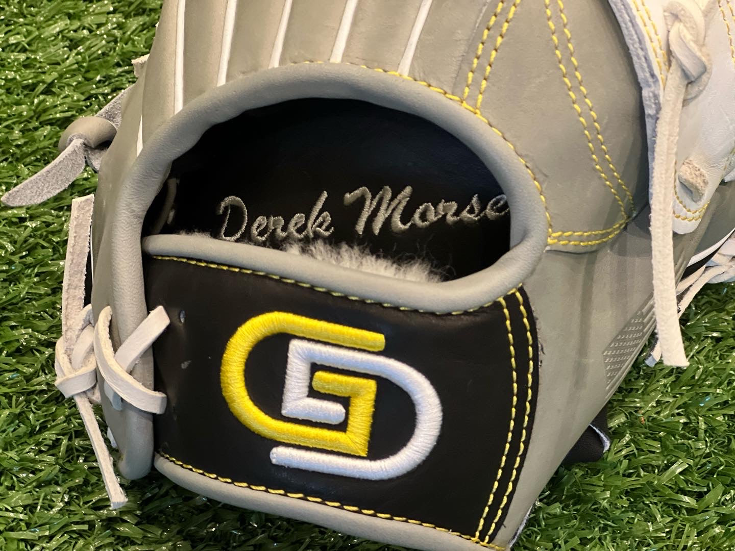 CUSTOM GAMEDAY SUPPLY FIELDING GLOVES & MITTS