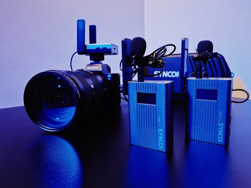 SYNCO TS UHF dual channel wireless microphone system consists of two transmitters and a receiver that connects to DSLR.