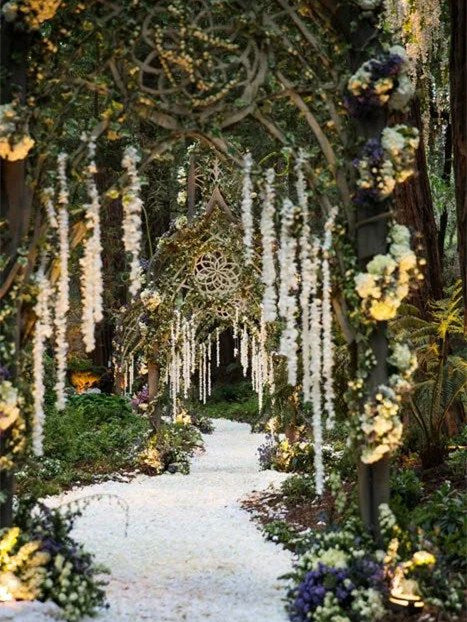 Romantic green Aisle