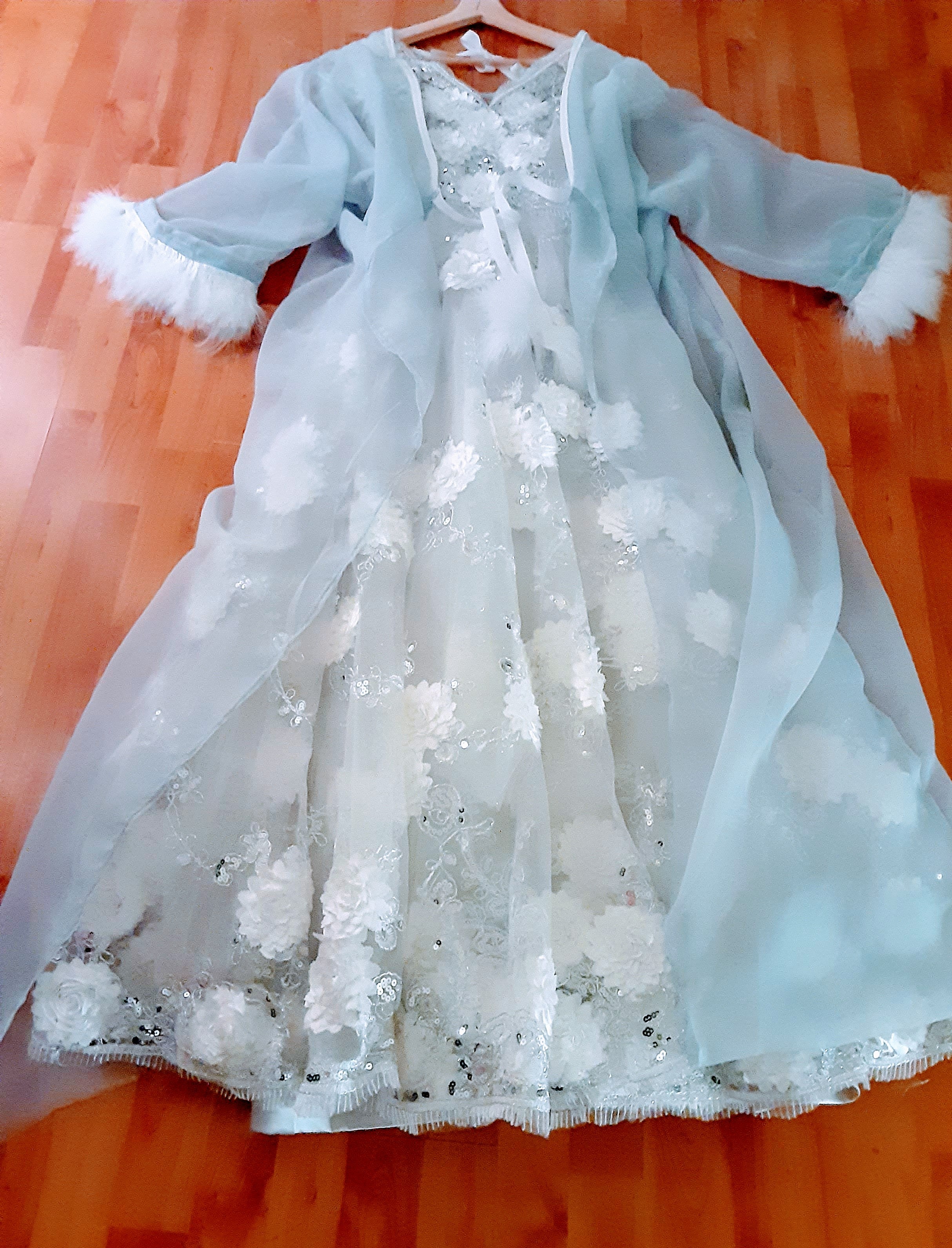 Flower embroderied Weddingdress with Tull and Satin underlayers